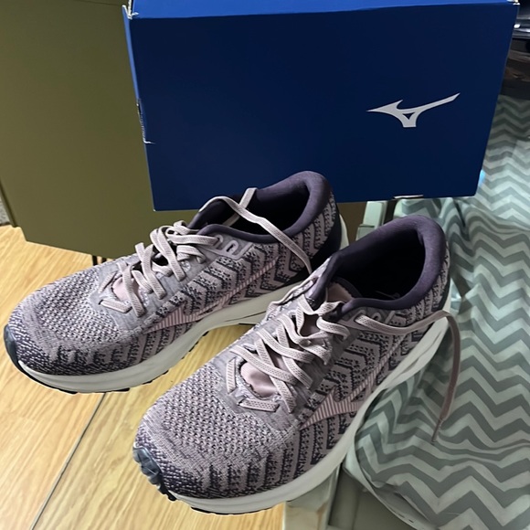 Super soft woven blend. Supposed to be extremely comfortable but don’t fit me. - Picture 1 of 4